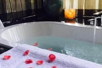 长春水疗池中的失重冥想：当身体学会漂浮